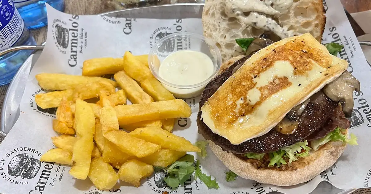 Hamburguesa tradicional de toda la vida en el Bar Carmelo de Valladolid.