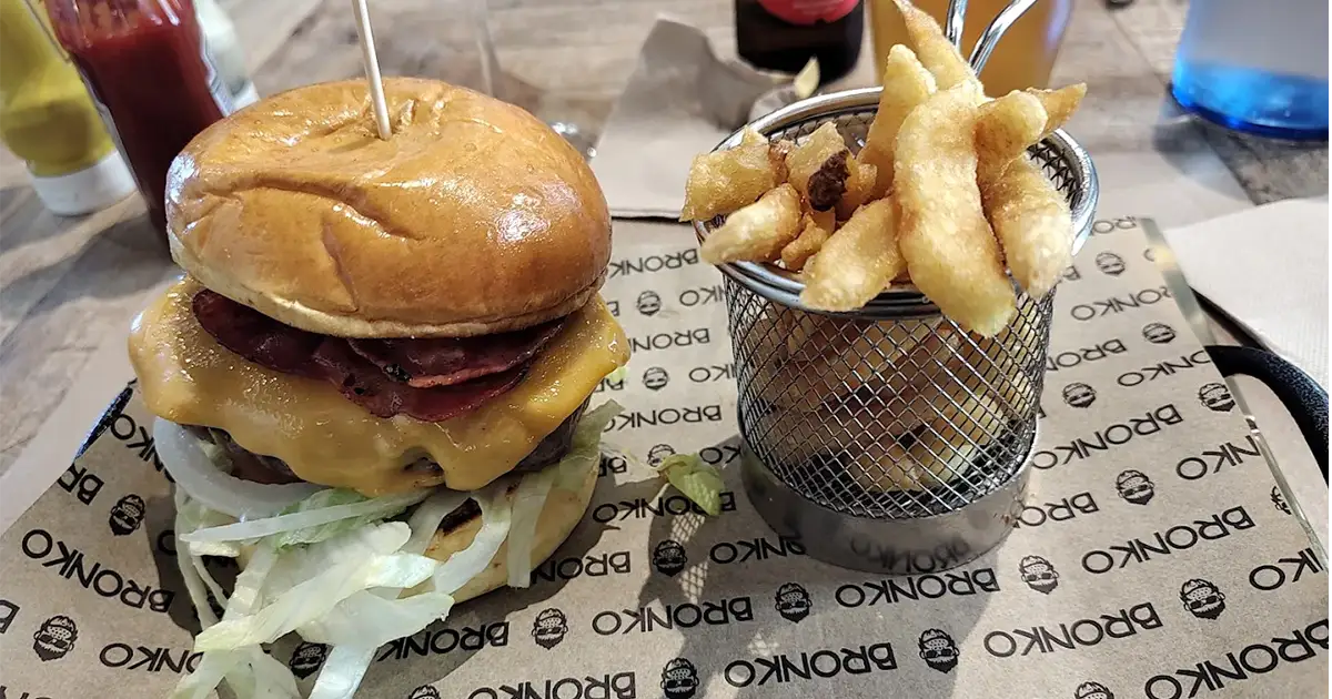 Hamburguesa de estilo americano en la hamburguesería Bronco Burger Valladolid.