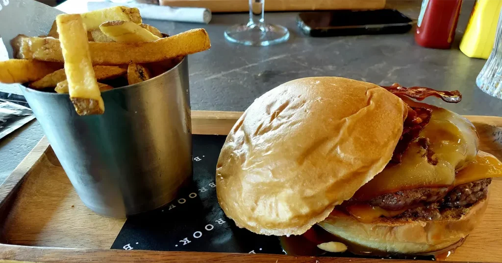 Hamburguesa de gran tamaño y carne de calidad en Brook's HamburgueserĂa Valladolid.
