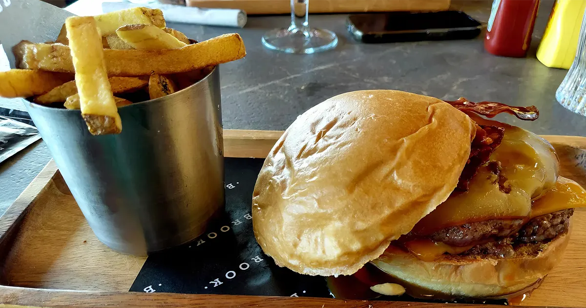 Hamburguesa de gran tamaño y carne de calidad en Brook's Hamburguesería Valladolid.