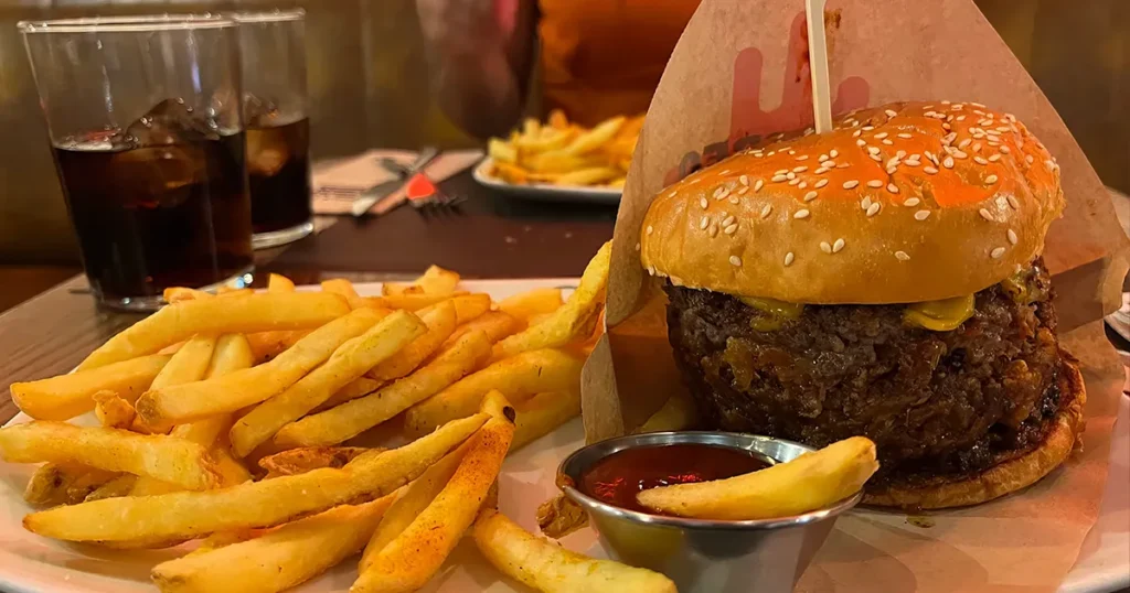 Clásica hamburguesa chorreante servida en Goiko Grill Valladolid.