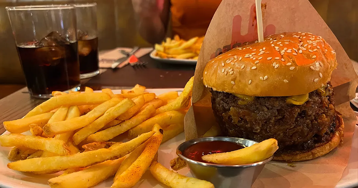 Clásica hamburguesa chorreante servida en Goiko Grill Valladolid.