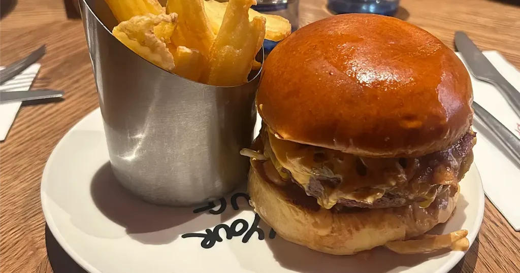 Deliciosa hamburguesa de carne madurada en Berty's Burger, ubicado en la Plaza Mayor de Valladolid.