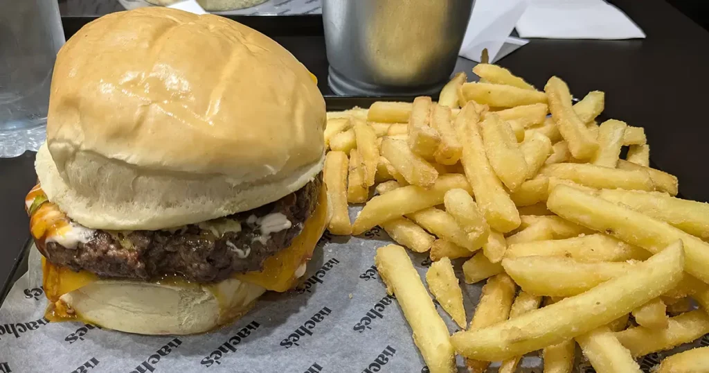Jugosa hamburguesa servida en Naches Burger, restaurante en el centro de Valladolid.