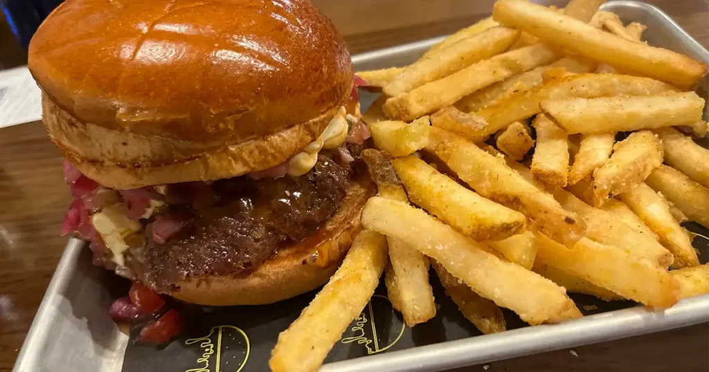 Cena de hamburguesas en el popular restaurante El Recreo de Valladolid