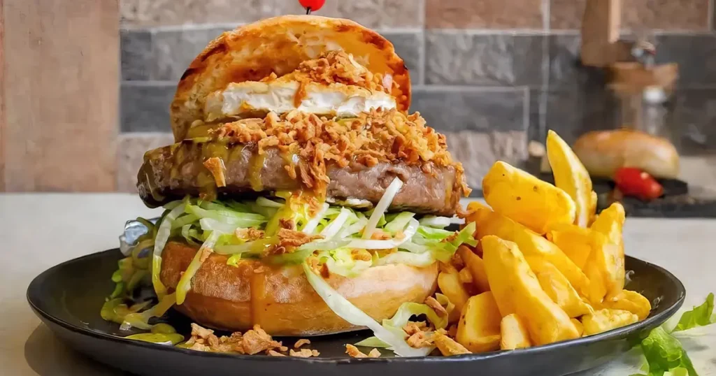Plato de hamburguesa con patatas fritas en la hamburgueserĂa Brindis Burger de Valladolid.