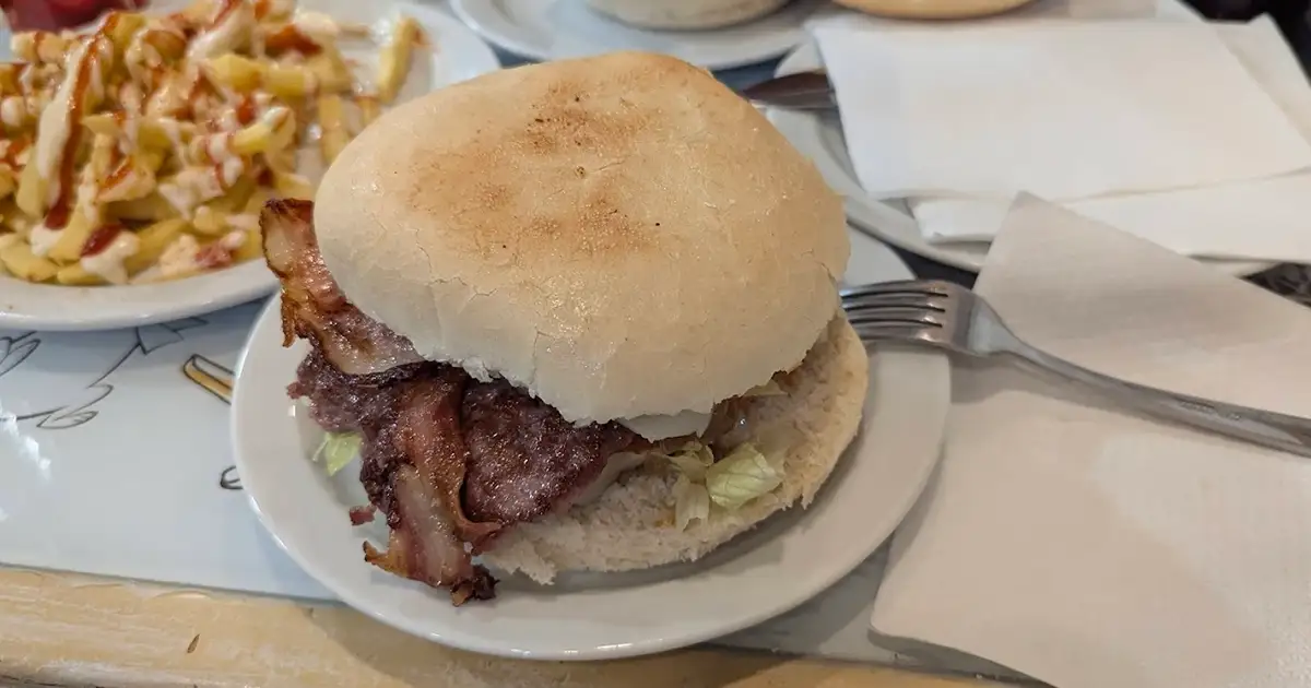Hamburguesa económica y clásica en la mítica hamburguesería Yogui de Valladolid.