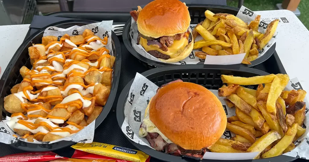 Hamburguesa contundente del restaurante La Boca Agua en Valladolid.