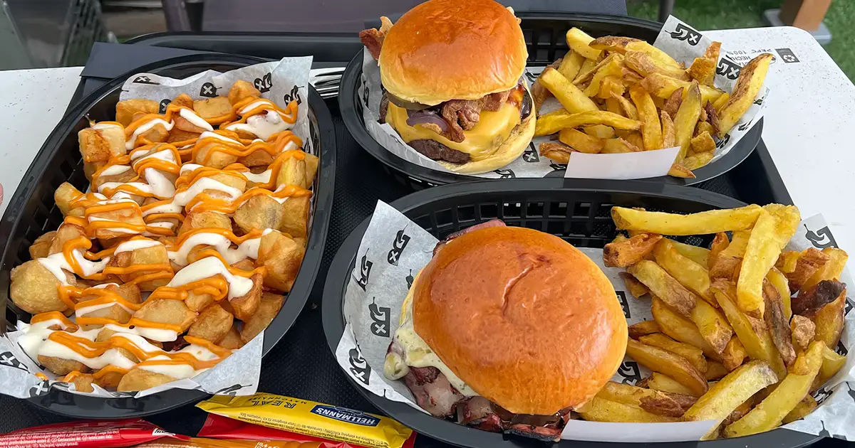 Hamburguesa contundente del restaurante La Boca Agua en Valladolid.