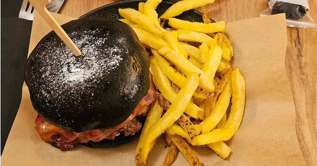 Hamburguesa artesanal recién hecha en el restaurante Roquez de Valladolid