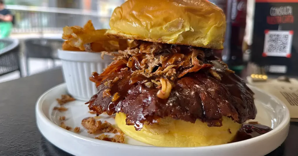 Hamburguesa gourmet con presentaciĂłn cuidada en el restaurante La Loca Burger Valladolid.