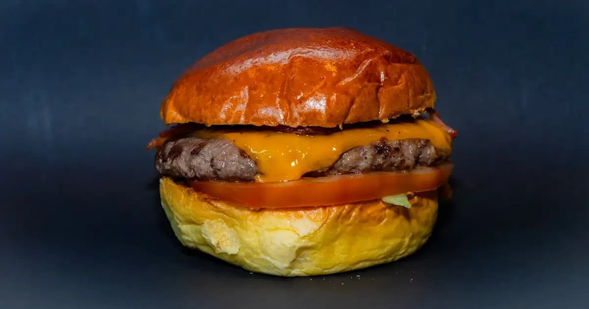 Clásica hamburguesa nocturna del mítico Macías Burger en Valladolid.