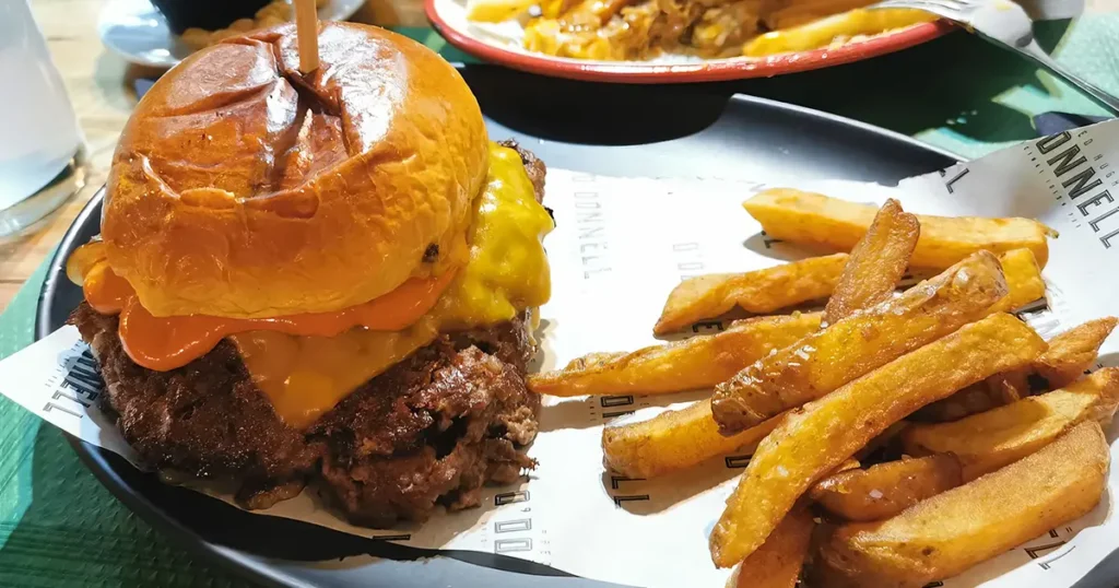 Hamburguesa con patatas servida en el local O'Donnell en Valladolid