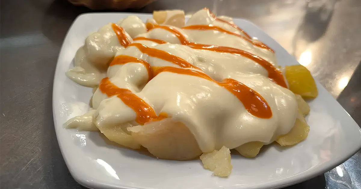 Patatas bravas en La Mejillonera, bar económico en Valladolid centro
