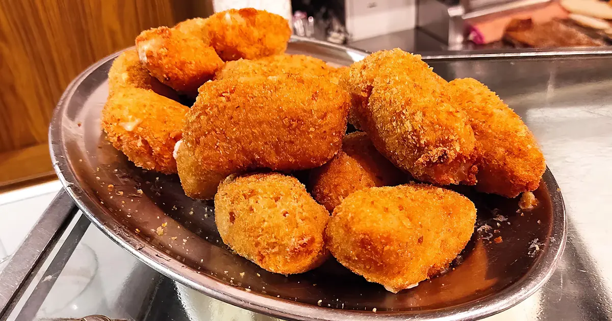 Buñuelos de bacalao crujientes de El Corcho en Valladolid centro