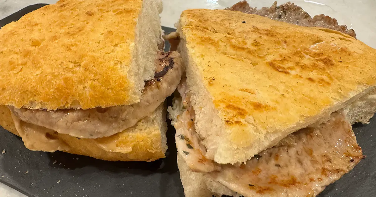 Tartar de solomillo a la pimienta en La Tasquita, tapa clásica en Valladolid