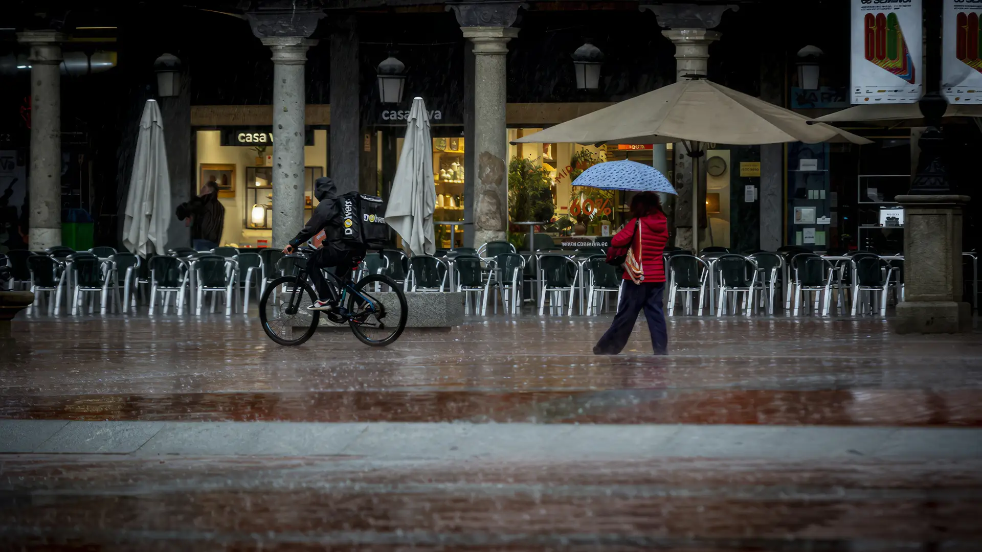 Lluvia sobre la Plaza Mayor de Valladolid con soportales
