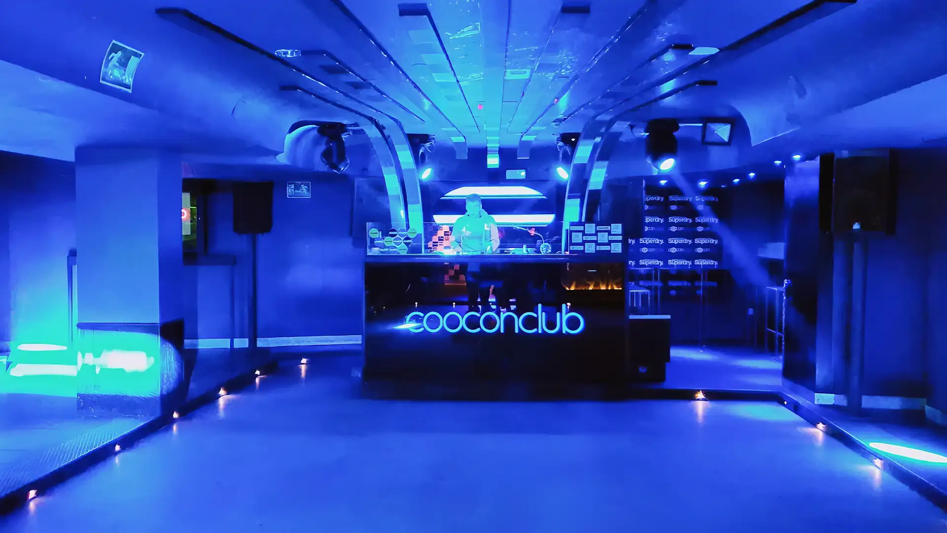 Interior de Coocon con luces y gente bailando