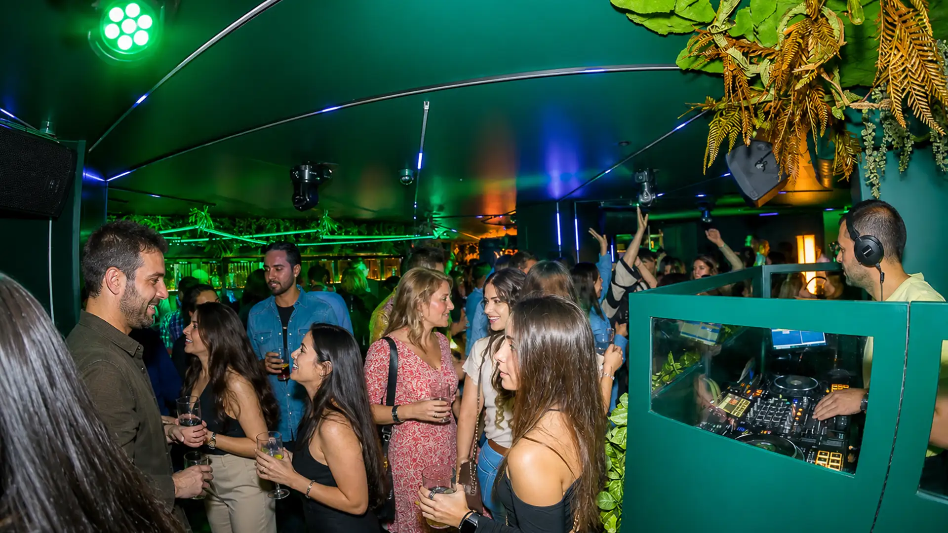 Sala moderna con luces de colores para Sauvage