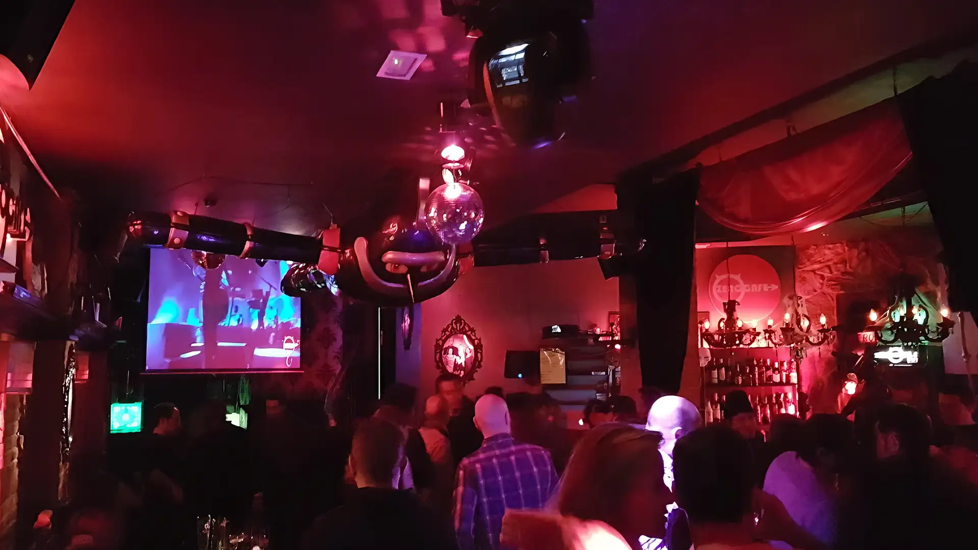 Zerocafe con ambiente alternativo y musica indie