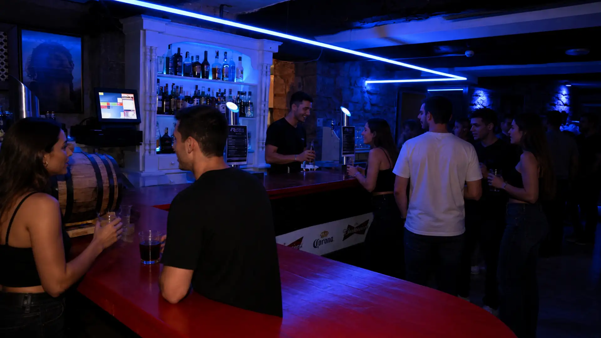 Grisu con ambiente joven y luces de noche
