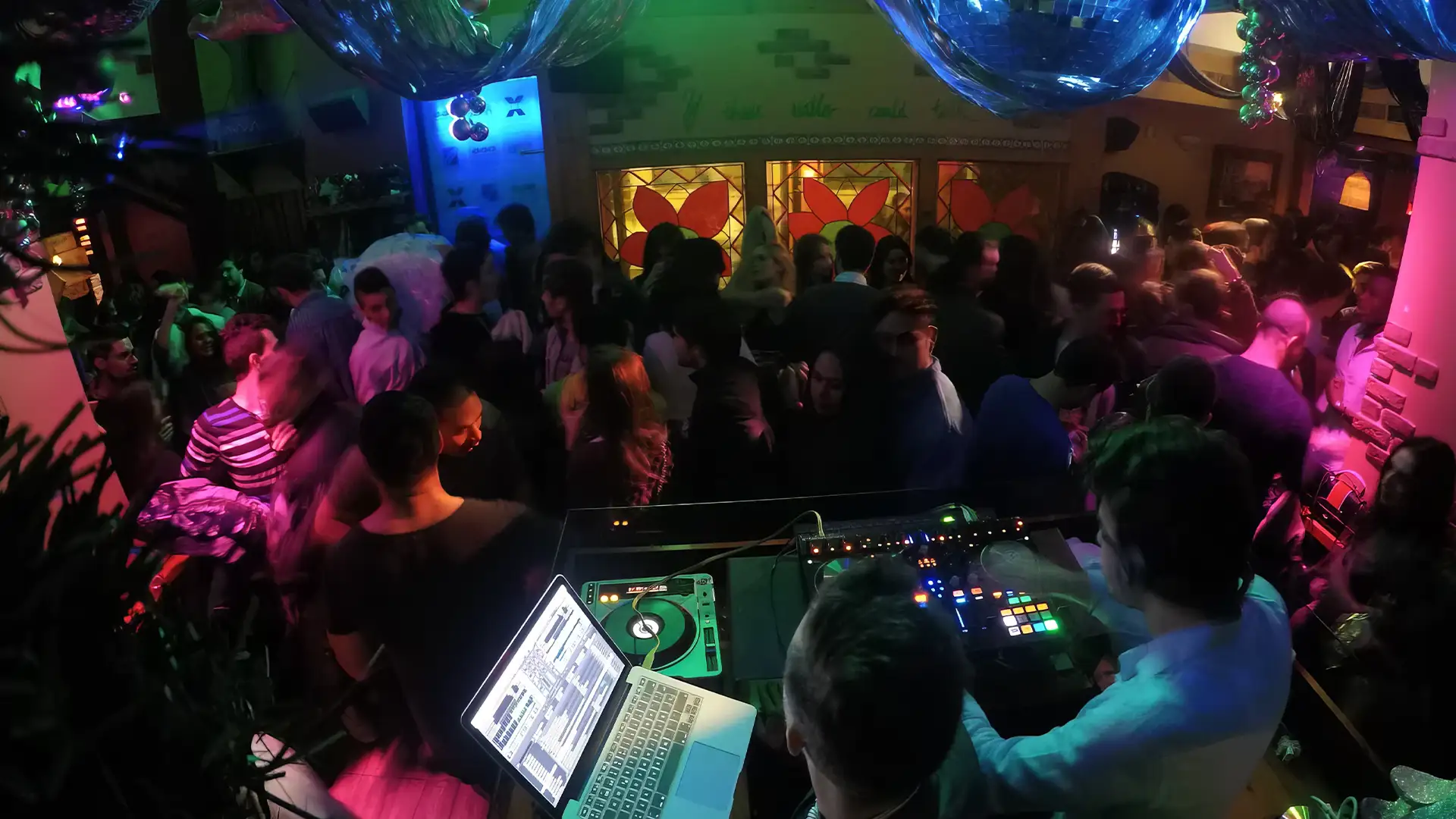 Juanita Calamidad con barra y ambiente de copas