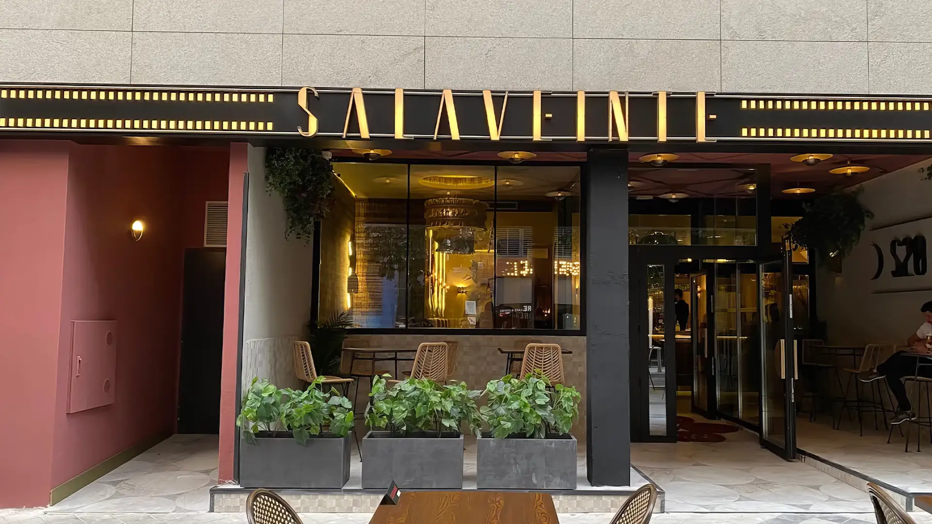Sala Veinte con cena, copas y ambiente premium