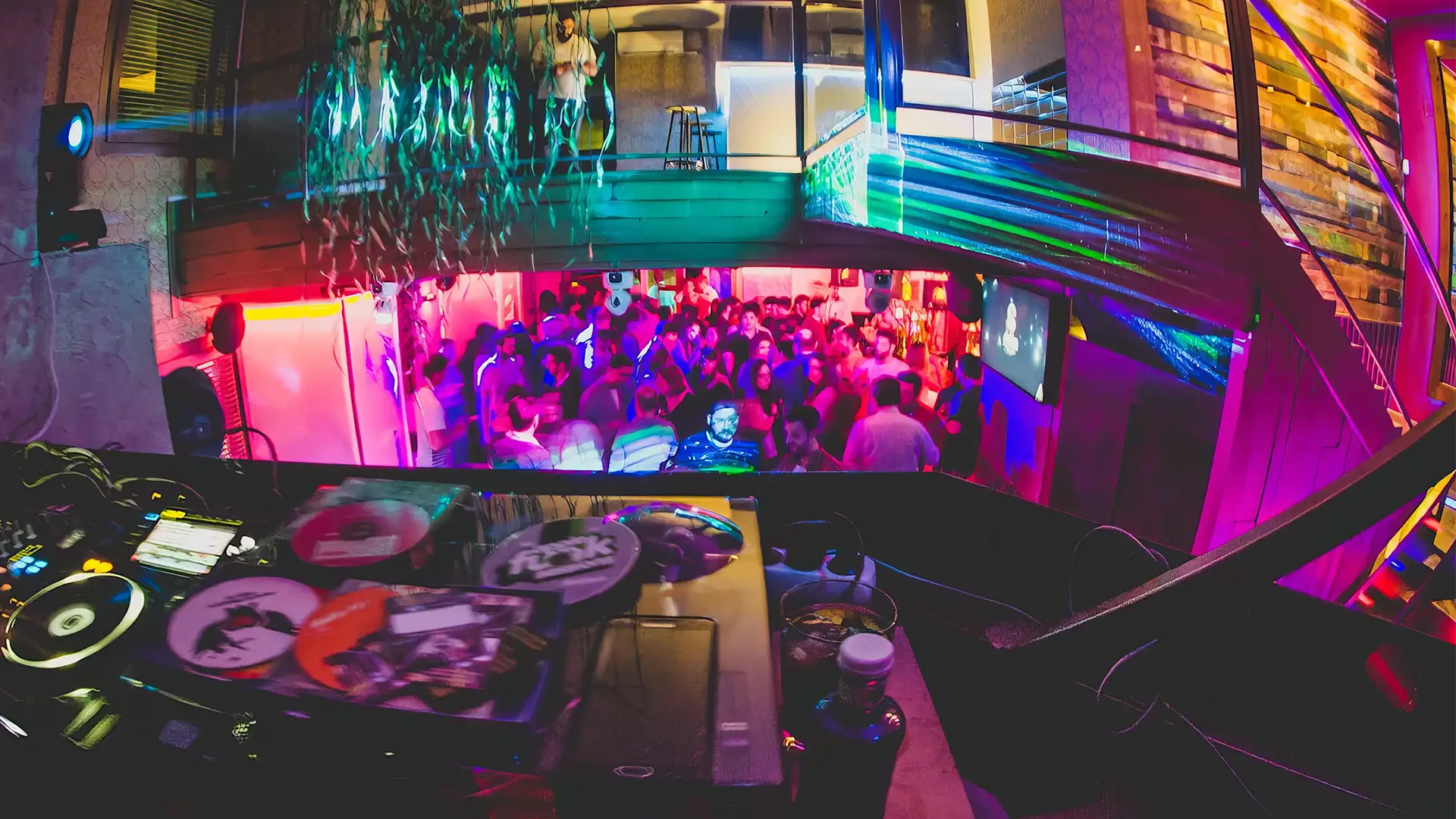 Shutton con cabina DJ y luces azules