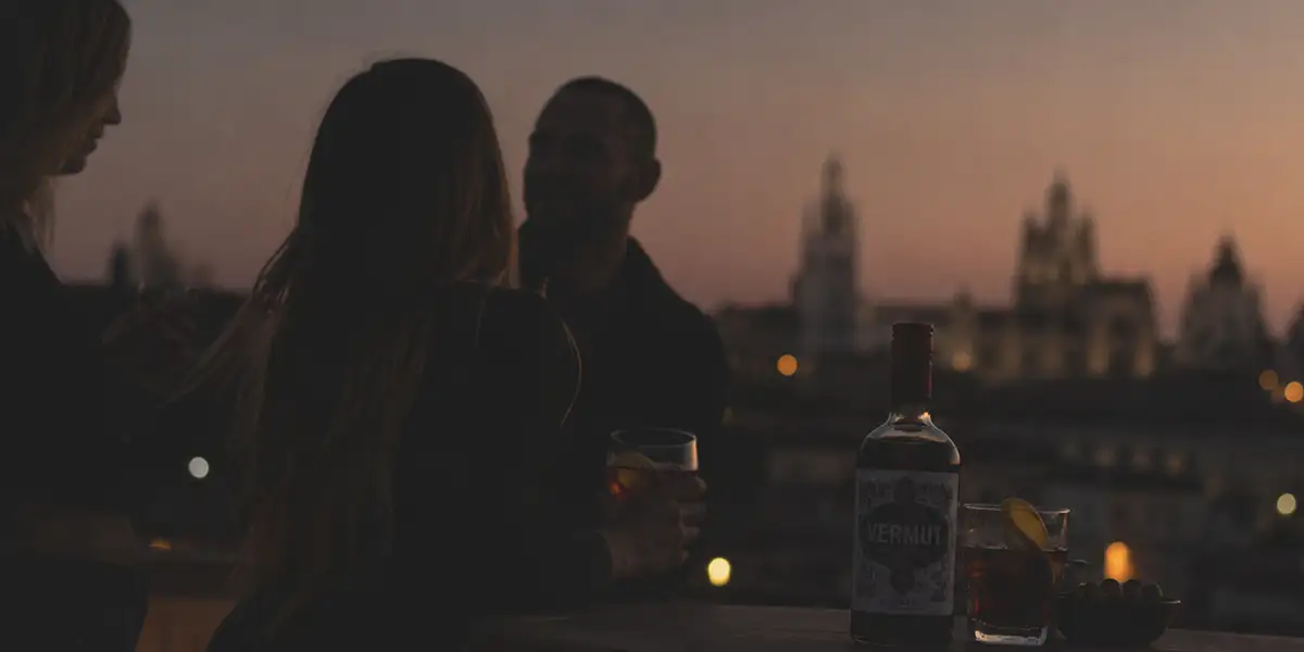 Vermut y tapa en una vermutería de Valladolid