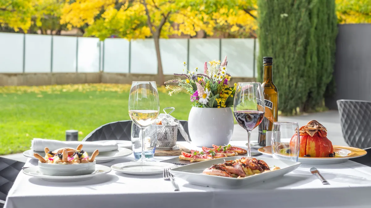 Terraza con platos del restaurante Abba Mía en el Hotel Abba Fonseca de Salamanca