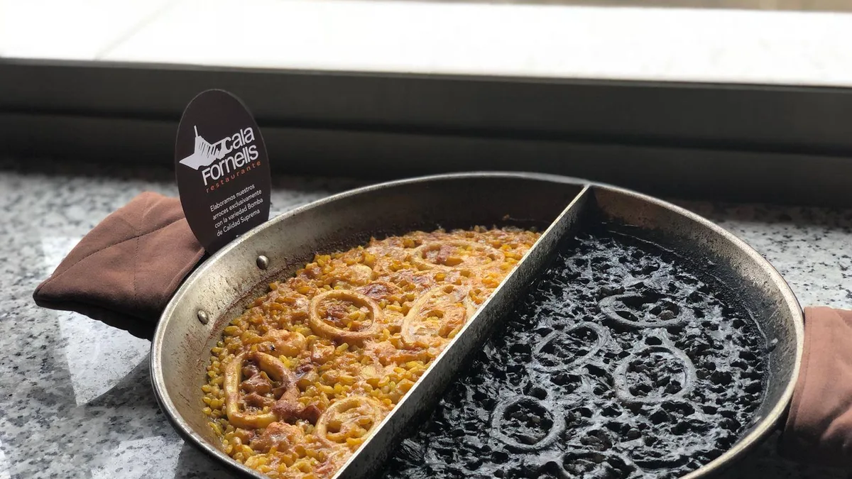 Paella de arroz negro y arroz de marisco en la Arrocería Cala Fornells de Salamanca
