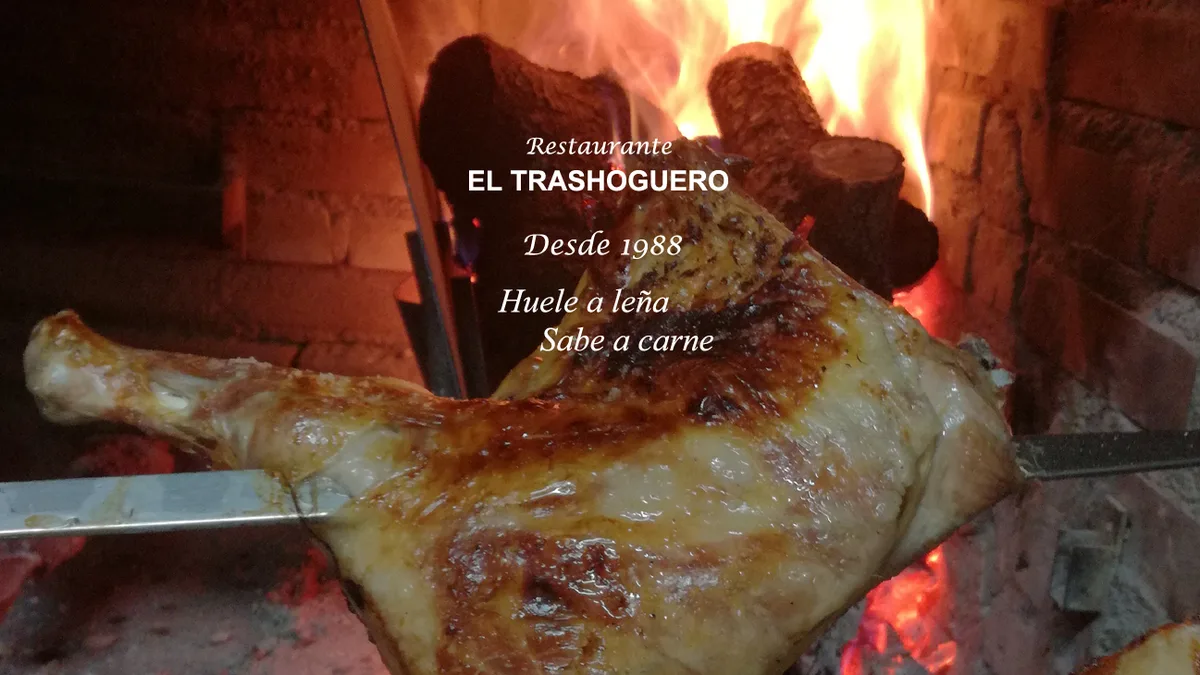 Pierna de cordero asándose a la leña en un asador cerca de Salamanca