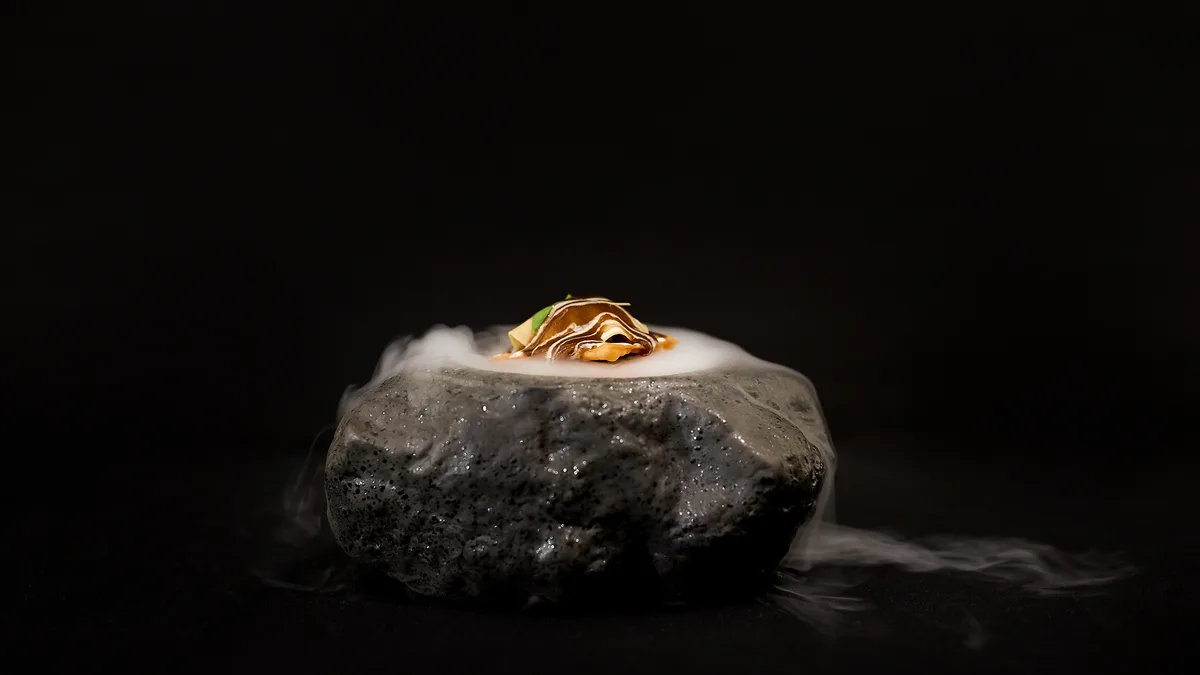 Bocado servido sobre una piedra en Bambú Tapas y Brasas, brasería creativa de Salamanca