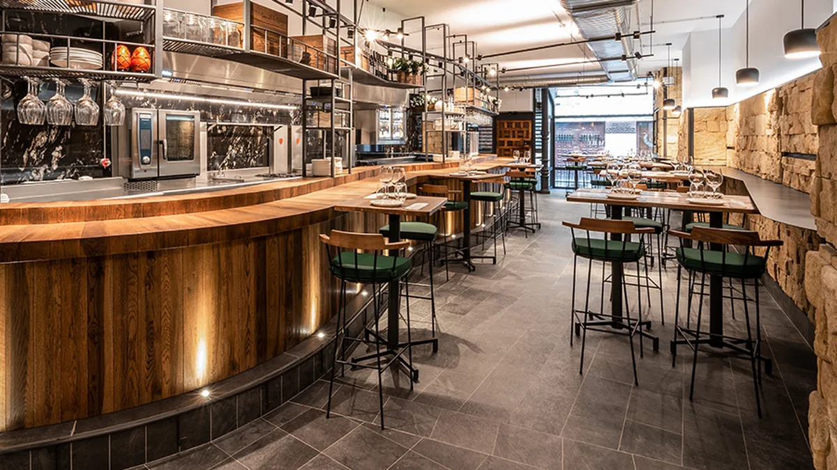 Barra y cocina a la vista de Bambú Tapas y Brasas, bar de tapas de Salamanca