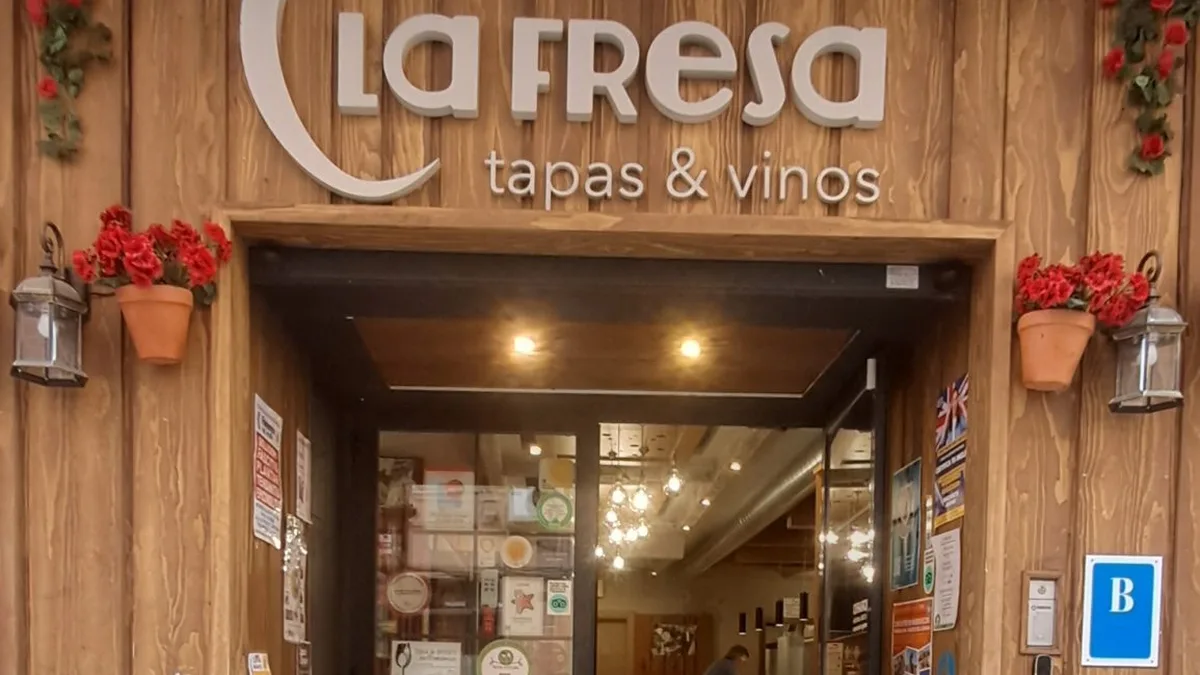 Entrada del bar La Fresa, tapas y vinos en la calle Van Dyck de Salamanca