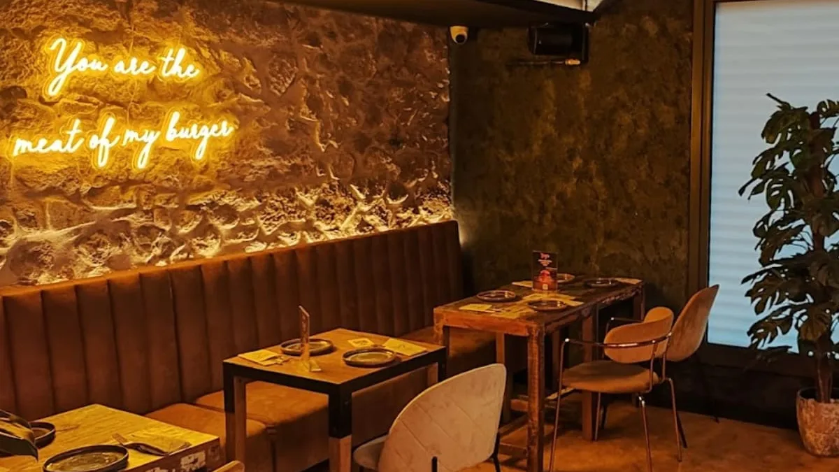 Comedor con neón de Berty's Burger en el centro de Salamanca
