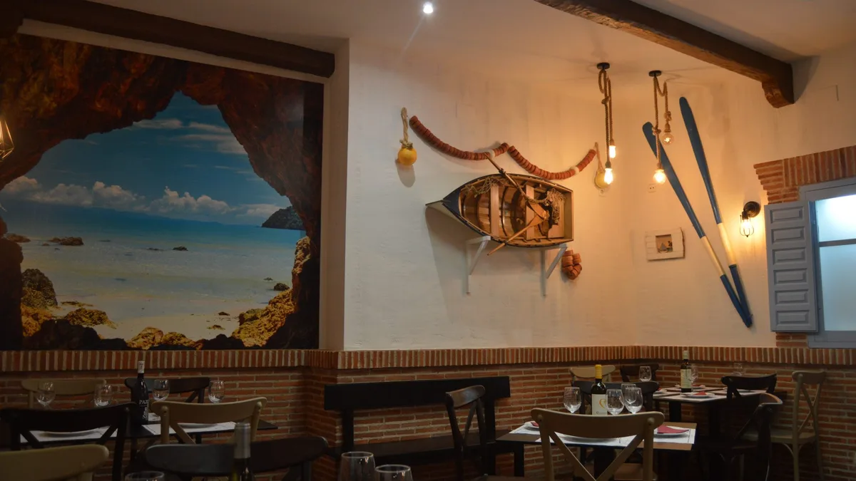 Comedor marinero de Bodega Chicho con mural de playa gallega en Van Dyck, Salamanca