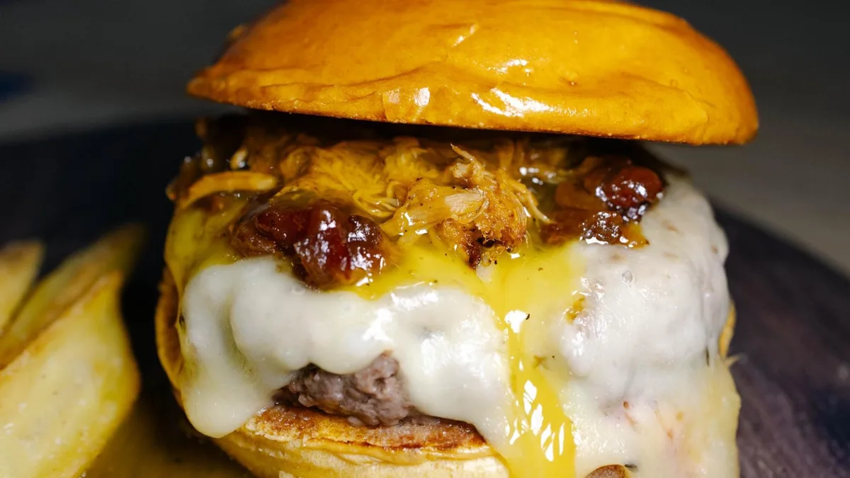 Hamburguesa con queso fundido en Bowie's Meal House, Salamanca