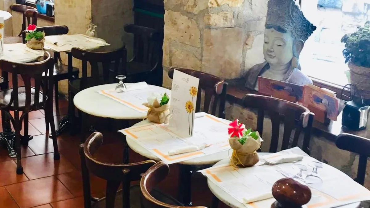 Interior del Café Bar Restaurante Mandala en la calle Serranos de Salamanca