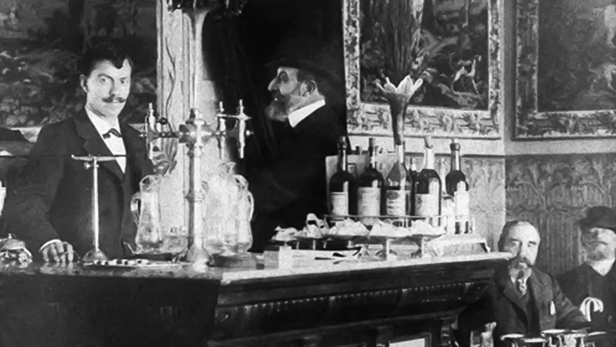 Fotografía histórica de la barra del Café Novelty, decano de la Plaza Mayor de Salamanca