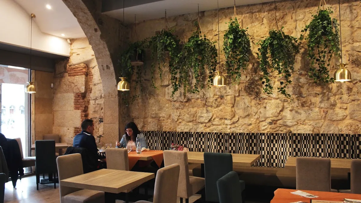 Salón de la Cafetería Abadía Plaza en la Plaza Mayor de Salamanca