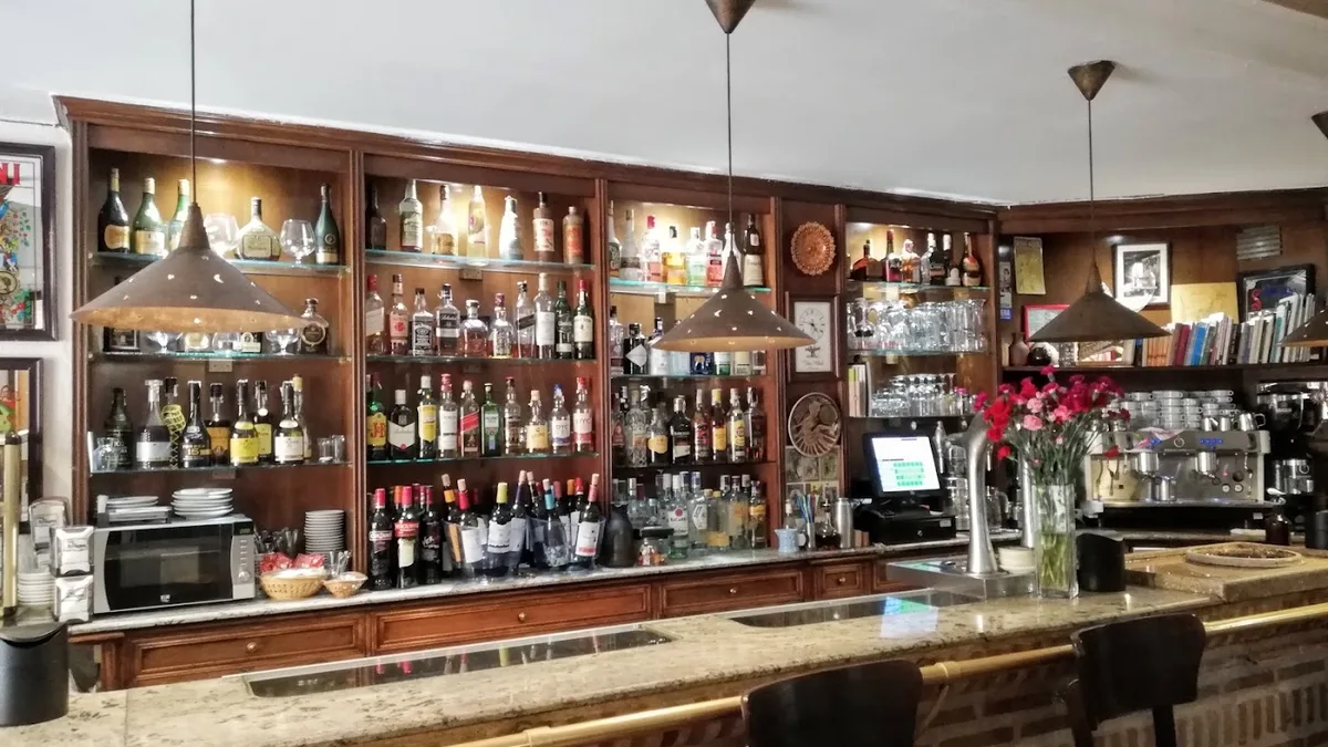 Barra con botellas del Café El Alcaraván de la calle Compañía de Salamanca