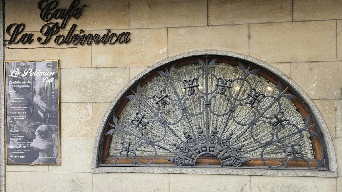 Fachada del Café La Polémica en Salamanca