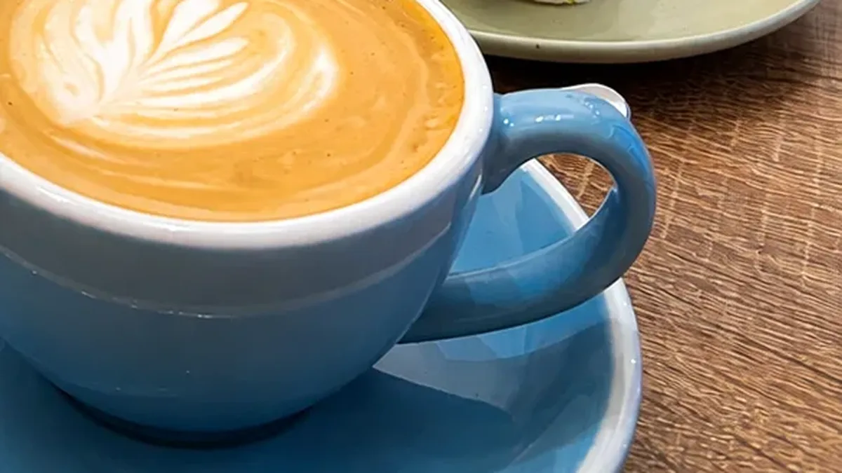 Café con leche con arte latte en Dale Café, café de especialidad en Salamanca
