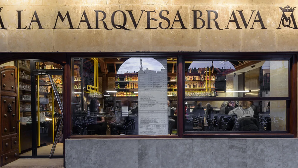 Fachada de la Cafetería La Marquesa Brava en la Plaza Mayor de Salamanca