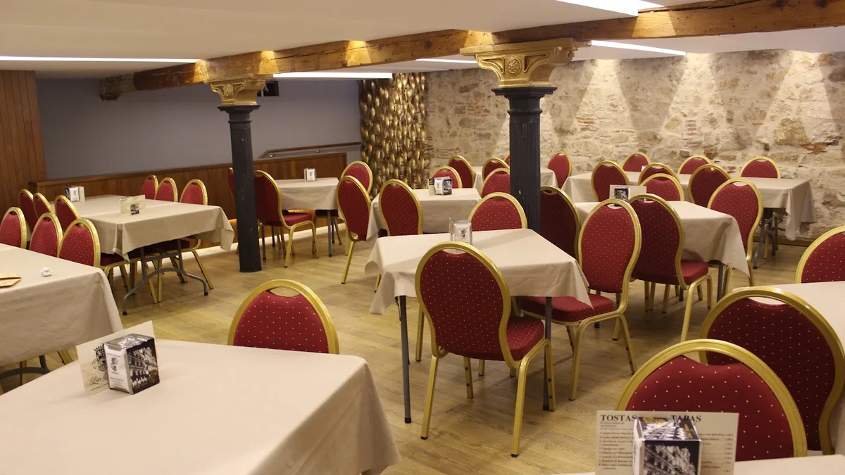 Comedor de la Cafetería Las Torres en la Plaza Mayor de Salamanca