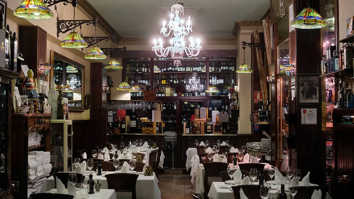 Comedor clásico de Casa Paca con lámparas y bodega, marisquería de la Plaza del Peso en Salamanca