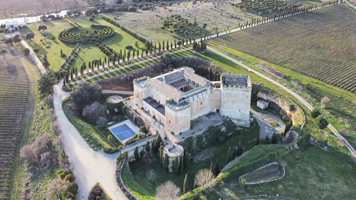 Vista aérea del Castillo del Buen Amor en Topas, restaurante de alta cocina cerca de Salamanca