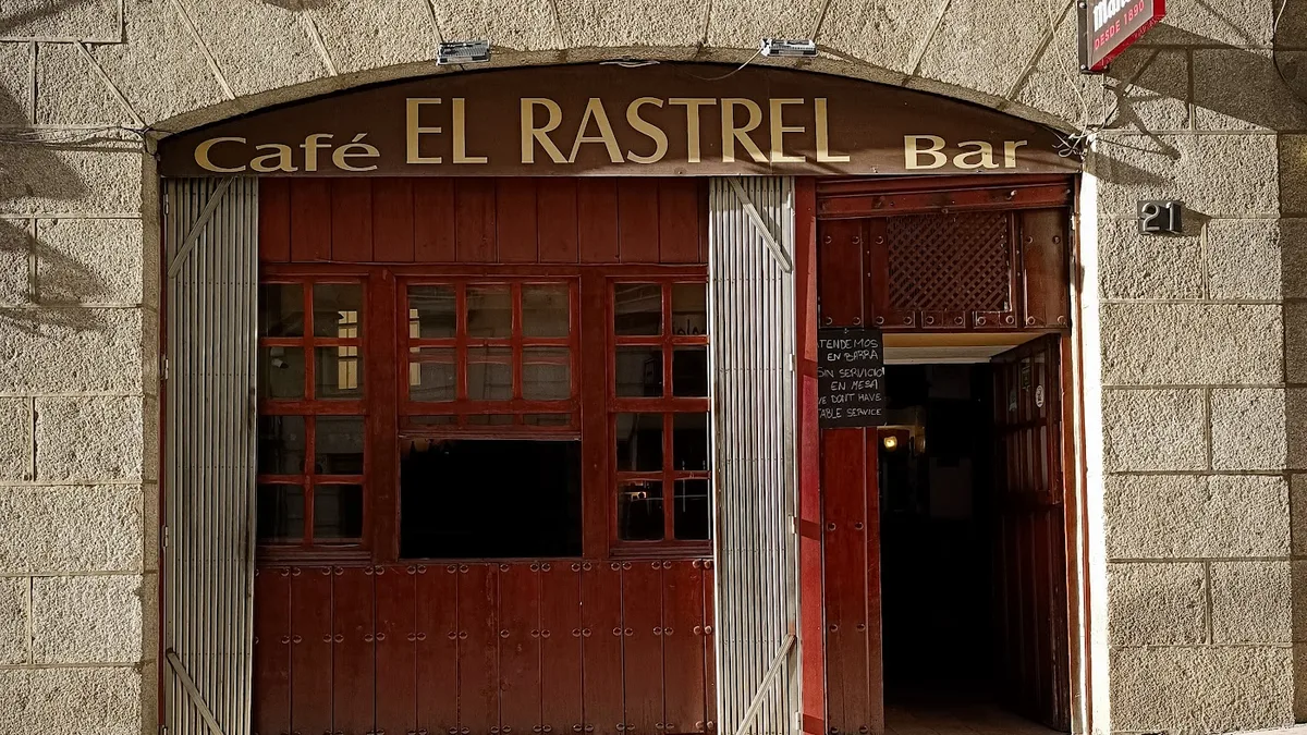 Fachada del Café Bar El Rastrel, cervecería de Salamanca