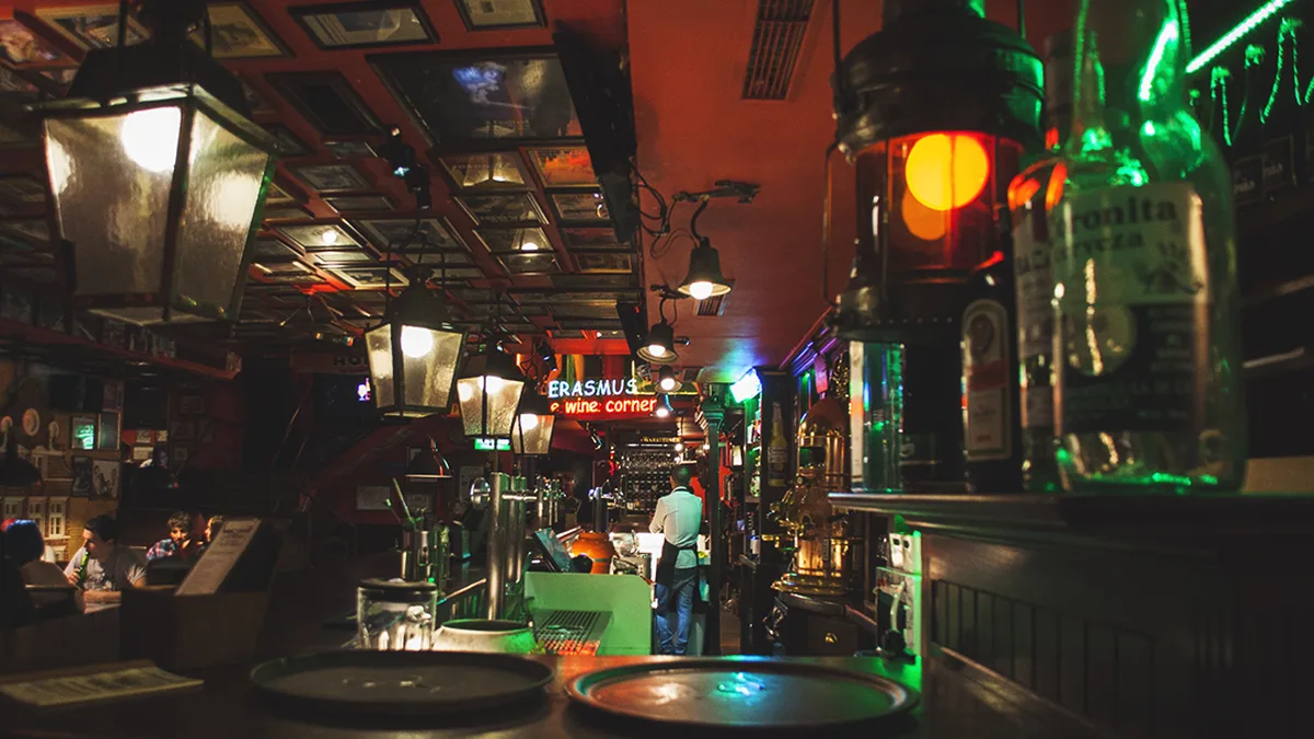 Interior del Erasmus Café, cervecería en Salamanca